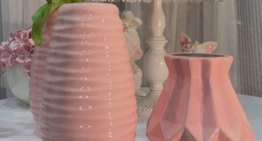 Справжній витвір мистецтва: величезна рожева ваза з вишуканим візерунком і неповторною грацією