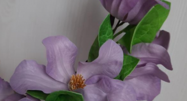 Пурпурова поезія на голові - вишуканий обруч з композицією з фоамірану - квітами клематис
