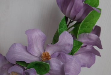 Пурпурова поезія на голові - вишуканий обруч з композицією з фоамірану - квітами клематис