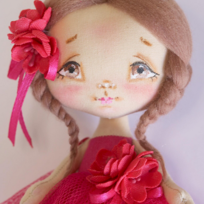 Дитяча маленька ігрова лялечка з косичками у рожевій сукні