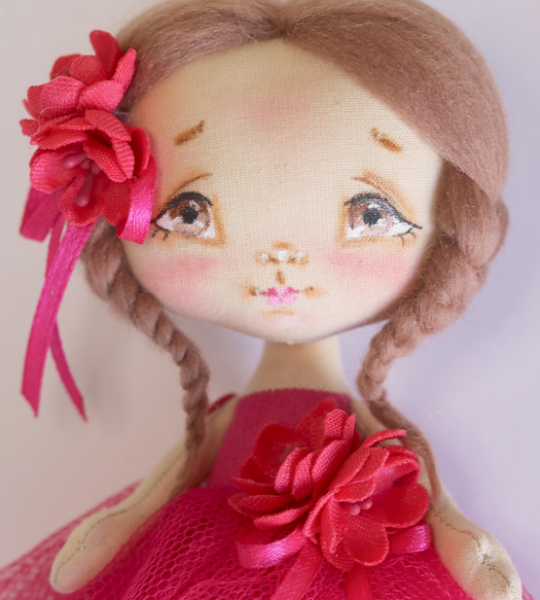 Дитяча маленька ігрова лялечка з косичками у рожевій сукні