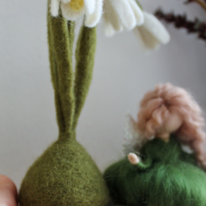 Сувенірна лялечка фея з квітами підсніжники на підставці