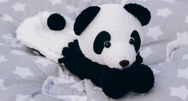 Магія Ночі з авторською в'язаною іграшкою піжамницею панда: ваш новий магічний ритуал перед сном