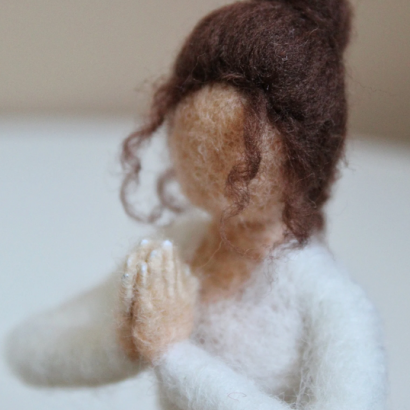 Авторська сувенірна лялька йогиня в позі Намасте