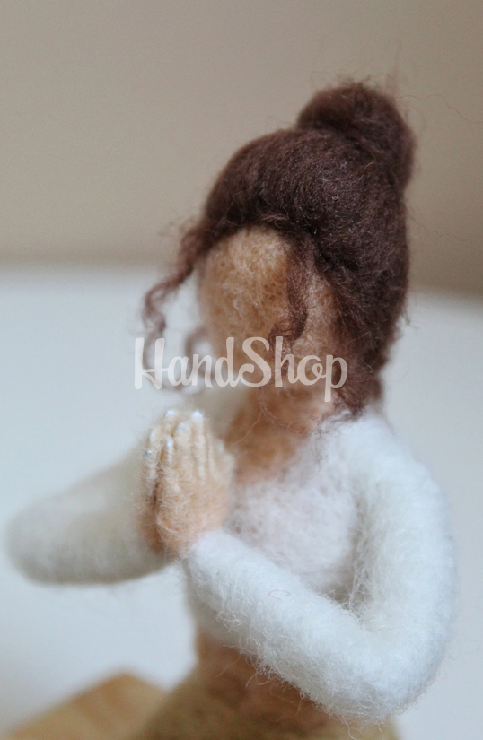 Авторська сувенірна лялька йогиня в позі Намасте Авторська сувенірна лялька йогиня в позі Намасте