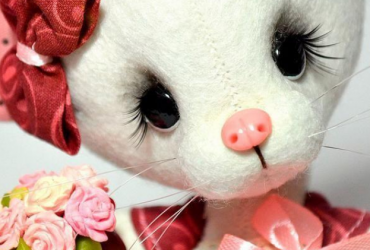 Символ гармонії: інтер’єрна подарункова іграшка біла кішка ручної роботи в сукні та букетом квітів