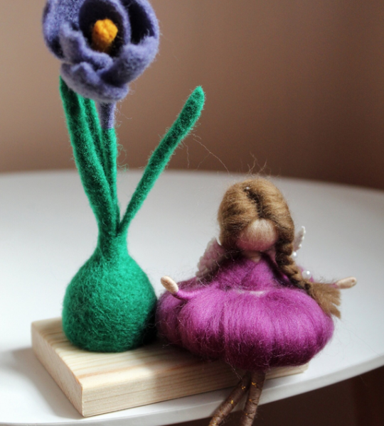 Іграшка фея в сукні з квіткою крокус на підставці