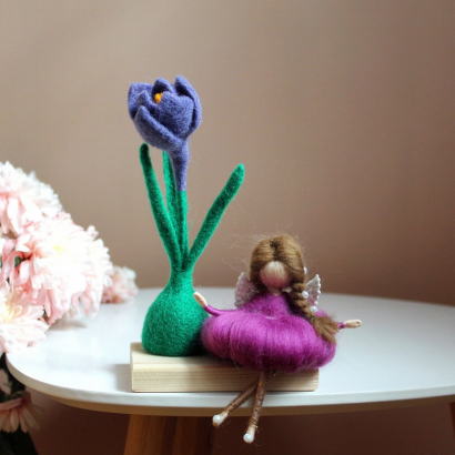 Іграшка фея в сукні з квіткою крокус на підставці
