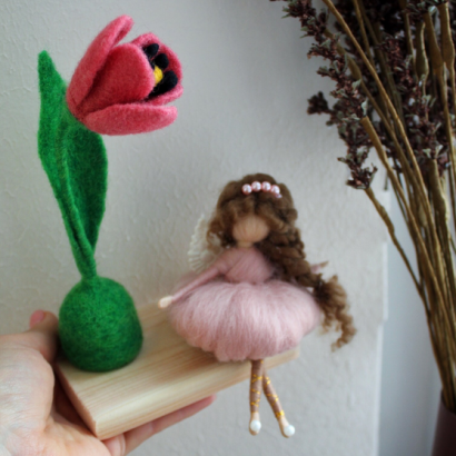 Іграшка фея в рожевій сукні з тюльпаном на підставці