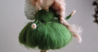 Крихітна чарівниця: авторська сувенірна міні лялька-ангел підвіска у зеленій сукні з вовни ручної роботи