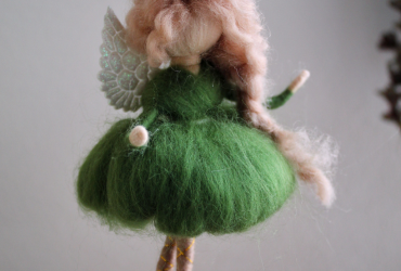 Крихітна чарівниця: авторська сувенірна міні лялька-ангел підвіска у зеленій сукні з вовни ручної роботи