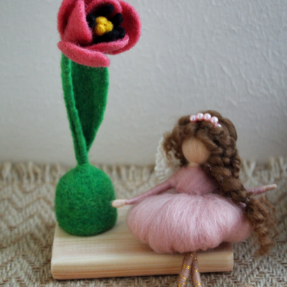 Іграшка фея в рожевій сукні з тюльпаном на підставці