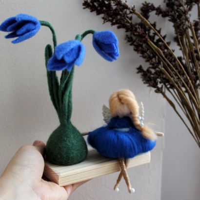 Лялька фея з квітами двзіночки на дерев'яній підставці
