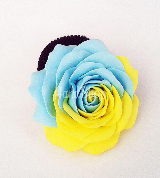 Троянда незалежності: ваша унікальна патріотична прикраса з полімерної глини - розкішна резинка для волосся