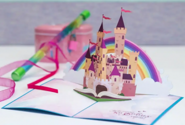 Дивовижна подорож до країни фантазій: дитяча авторська об'ємна листівка казковий замок на день народження