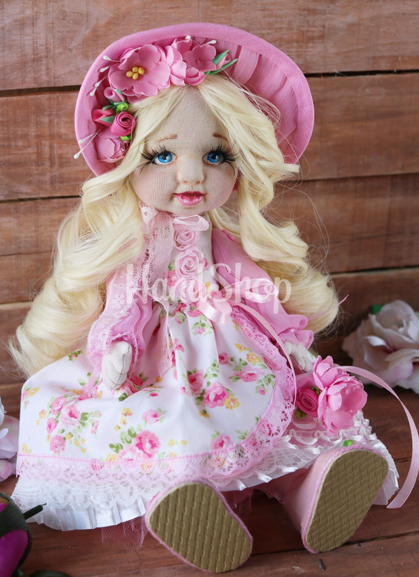 Наша авторська вишукана текстильна ретро лялька – справжня перлина для поціновувачів класики та ручної роботи. Наша авторська вишукана текстильна ретро лялька – справжня перлина для поціновувачів класики та ручної роботи.