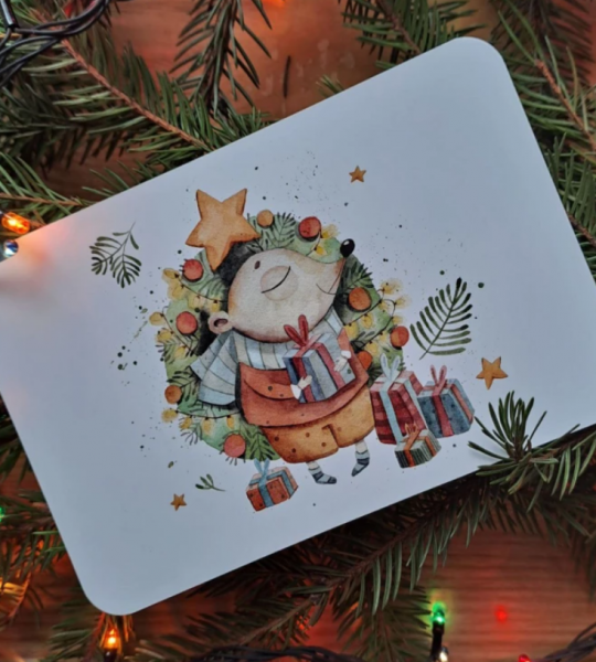 Вітальна різдвяна новорічна листівка їжачок ялинка