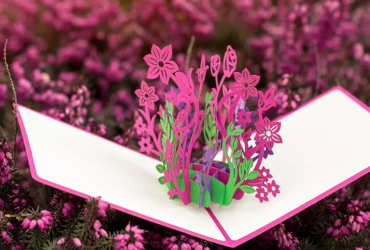 Легенда про квітучу магію: елегантна листівка 3D з розкішними рожево-фіолетовими квітами, які не піддаються часу