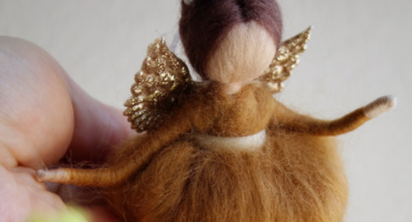 Нежная красавица: кукла-ангел подвеска фея с золотистыми крылышками из шерсти мериноса