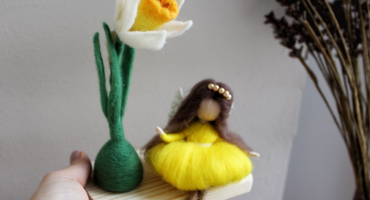 Лялька фея з квіткою нарцис з шерсті: дивовижний сувенір для весняного натхнення на свято жіночності