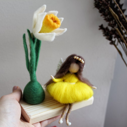 Сувенірна лялечка фея з квіткою нарцис на підставці