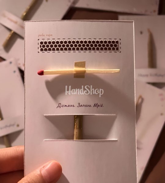 Дитяча листівка динозаврик зі свічкою, сірником та чиркалом