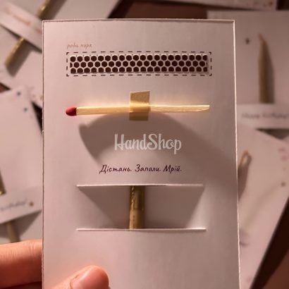 Дитяча листівка з блакитною свічкою, сірником та чиркалом