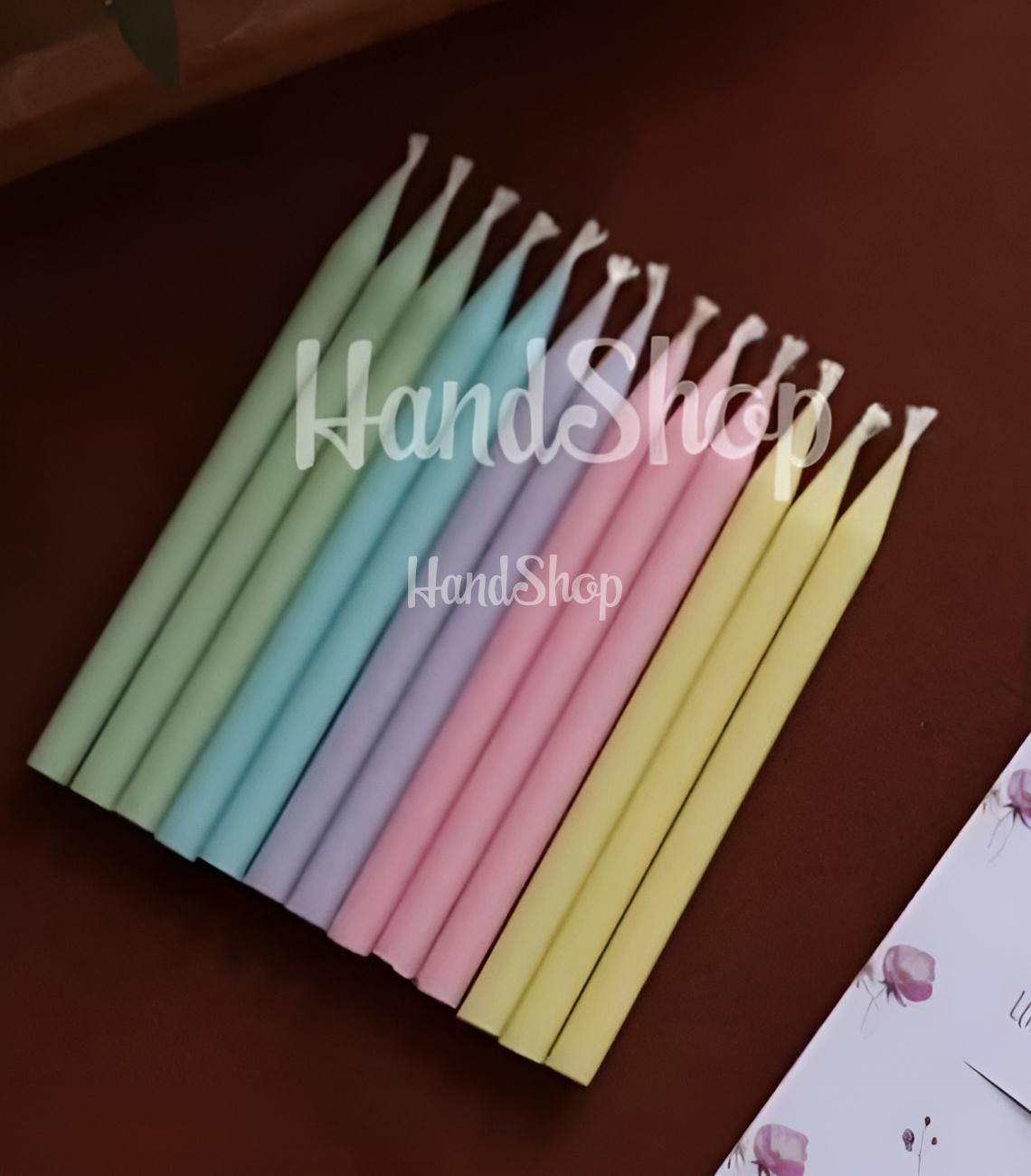 Жіноча листівка рожеві квіти зі свічкою, сірником та чиркалом Жіноча листівка рожеві квіти зі свічкою, сірником та чиркалом