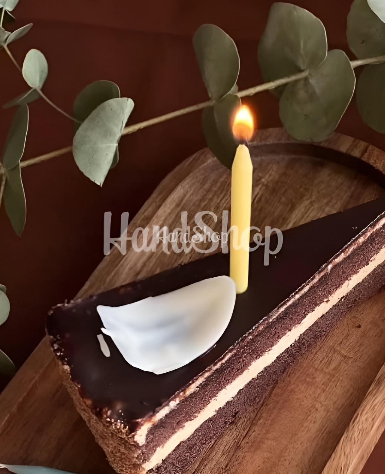 Жіноча листівка рожеві квіти зі свічкою, сірником та чиркалом Жіноча листівка рожеві квіти зі свічкою, сірником та чиркалом