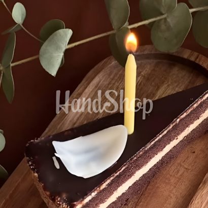 Романтична листівка сердечка зі свічкою, сірник, чиркало