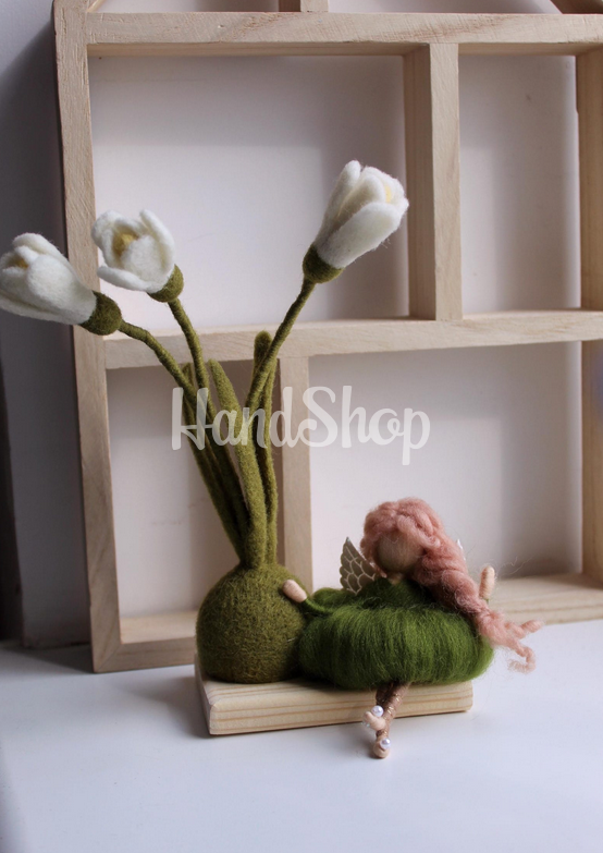 Сувенірна лялька фея квіти підсніжники на дерев’яній підставці Сувенірна лялька фея квіти підсніжники на дерев’яній підставці