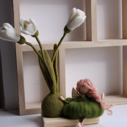 Сувенірна лялька фея квіти підсніжники на дерев’яній підставці