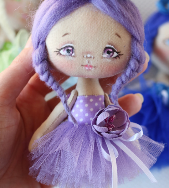 Міні лялька своїми руками з фіолетовим волоссям