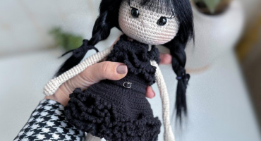 Лялька Wednesday Addams: містика та елегантність у кожному в’язаному вузлику - затишок та оригінальність