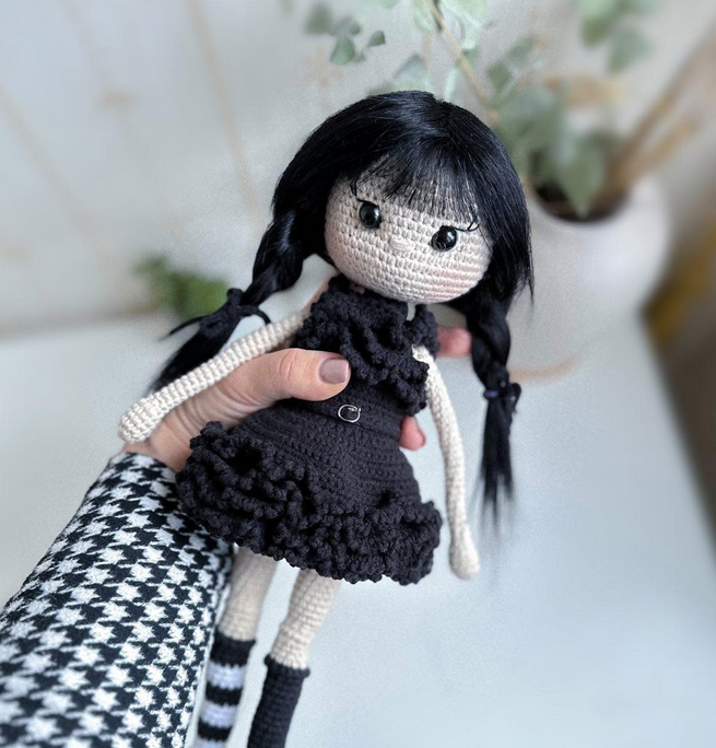 Лялька Wednesday Addams: містика та елегантність у кожному в’язаному вузлику - затишок та оригінальність