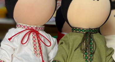 Символічний образ сучасного патріота: сувенірна авторська інтер’єрна лялька українець у вишиванці та джинсах