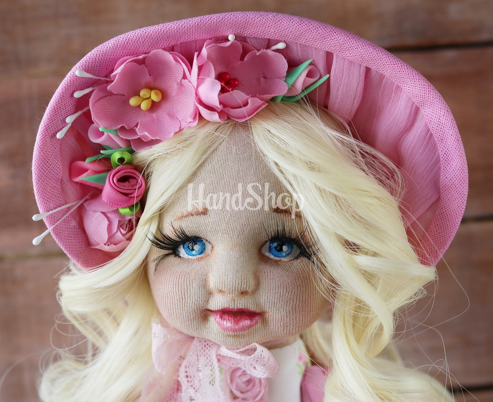 Наша авторська вишукана текстильна ретро лялька – справжня перлина для поціновувачів класики та ручної роботи. Наша авторська вишукана текстильна ретро лялька – справжня перлина для поціновувачів класики та ручної роботи.