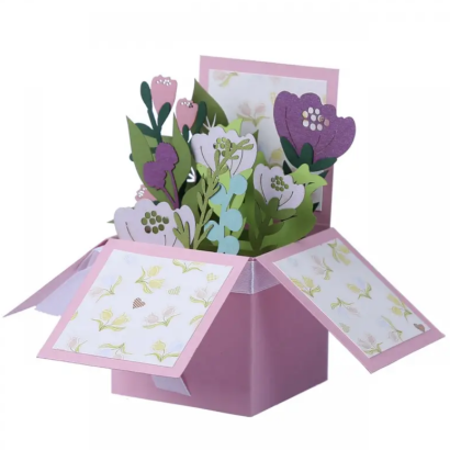 Жіноча красива листівка об’ємна коробочка зі квітами