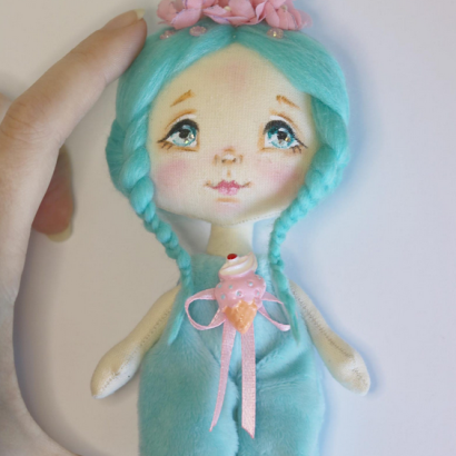 Міні лялька зайка у бірюзовому плюшевому комбінезоні