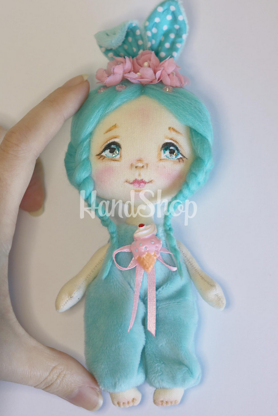 Міні лялька зайка у бірюзовому плюшевому комбінезоні Міні лялька зайка у бірюзовому плюшевому комбінезоні