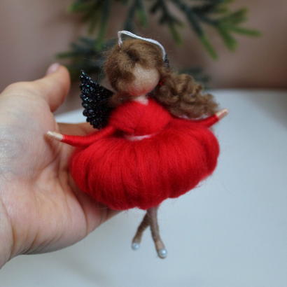 Авторська лялька підвіска янгол червона сукня Валентинка 2024