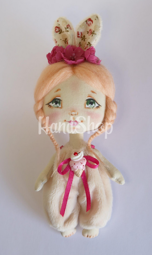 Міні лялька зайка з косичками текстильна в комбінезоні Міні лялька зайка з косичками текстильна в комбінезоні