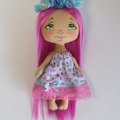 Сувенірна міні лялька хендмейд з рожевим довгим волоссям