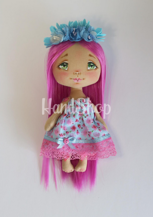 Сувенірна міні лялька хендмейд з рожевим довгим волоссям Сувенірна міні лялька хендмейд з рожевим довгим волоссям