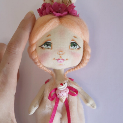 Міні лялька зайка з косичками текстильна в комбінезоніМіні лялька зайка з косичками текстильна в комбінезоні