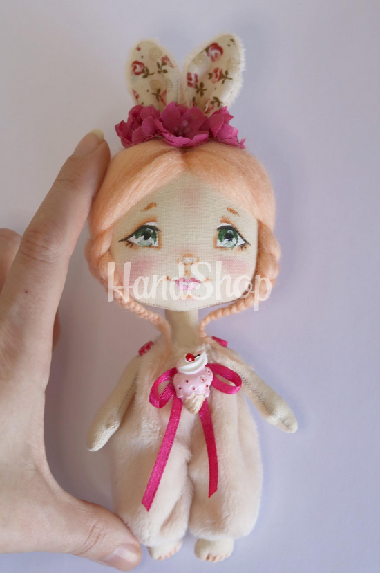 Міні лялька зайка з косичками текстильна в комбінезоні Міні лялька зайка з косичками текстильна в комбінезоніМіні лялька зайка з косичками текстильна в комбінезоні