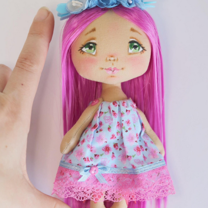 Сувенірна міні лялька хендмейд з рожевим довгим волоссям