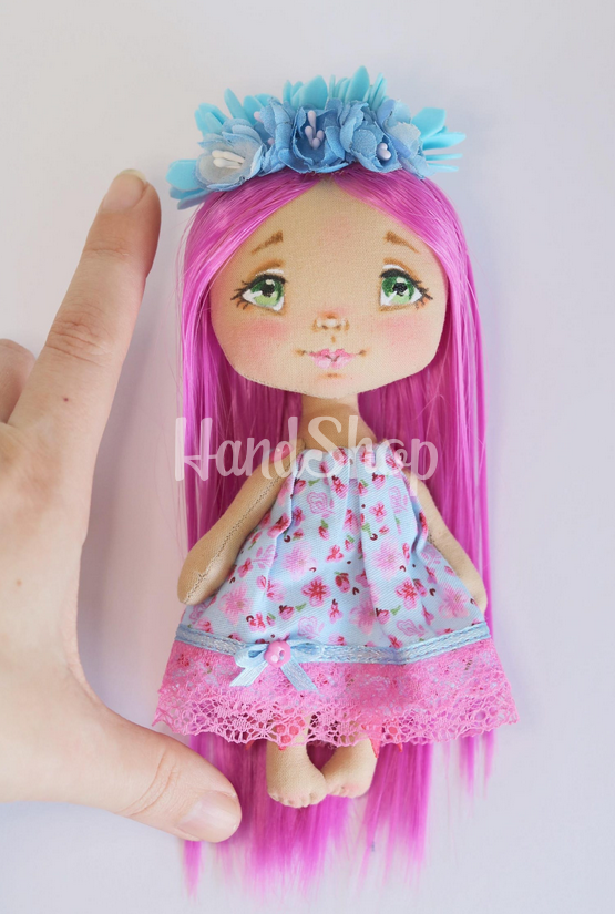 Сувенірна міні лялька хендмейд з рожевим довгим волоссям Сувенірна міні лялька хендмейд з рожевим довгим волоссям