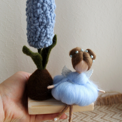 Сувенірна іграшка фея в сукні з квіткою гіацинт на підставці