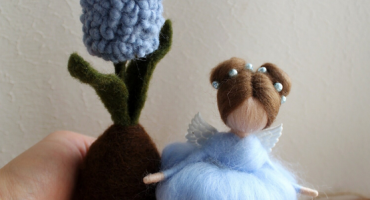 Чарівний подарунок на 8 березня: міні лялька з вовни весняна фея з блакитним гіацинтом на дерев'яній підставці